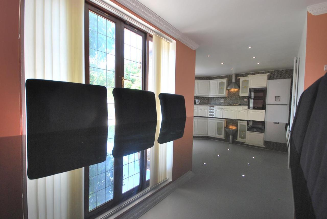 Entire And Exclusive Four Bed Detached Villa Lostock Exterior foto