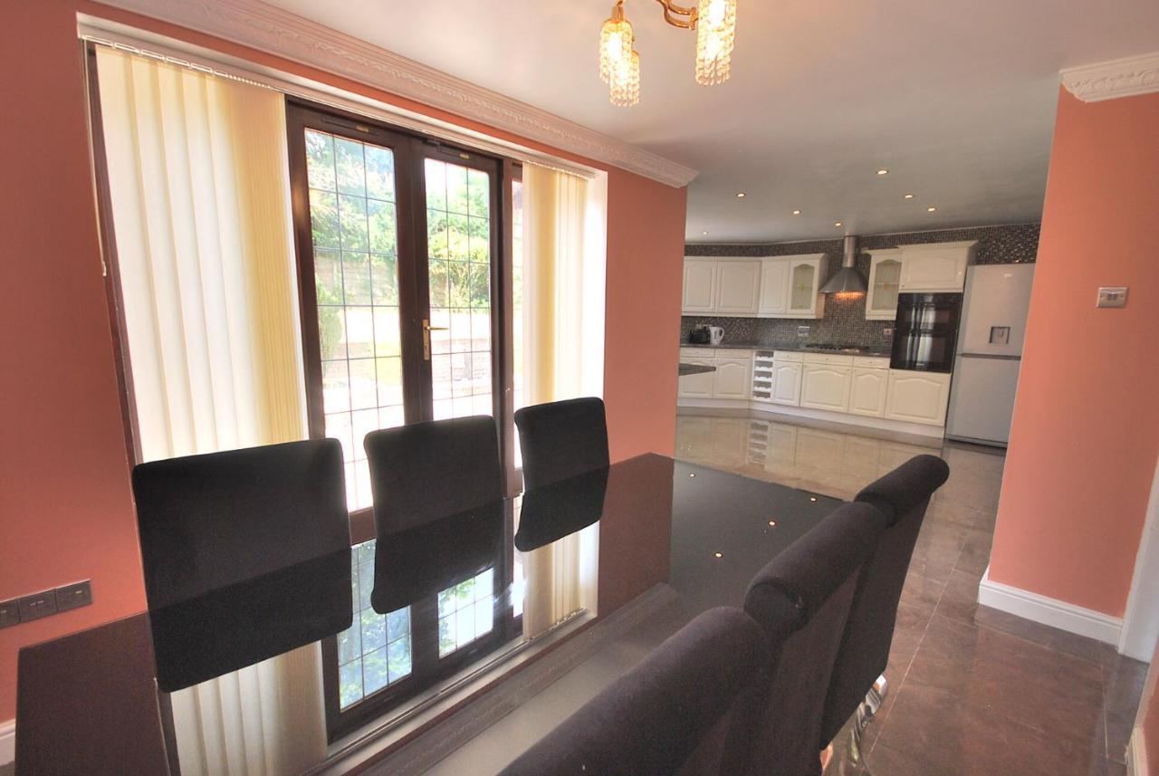 Entire And Exclusive Four Bed Detached Villa Lostock Exterior foto