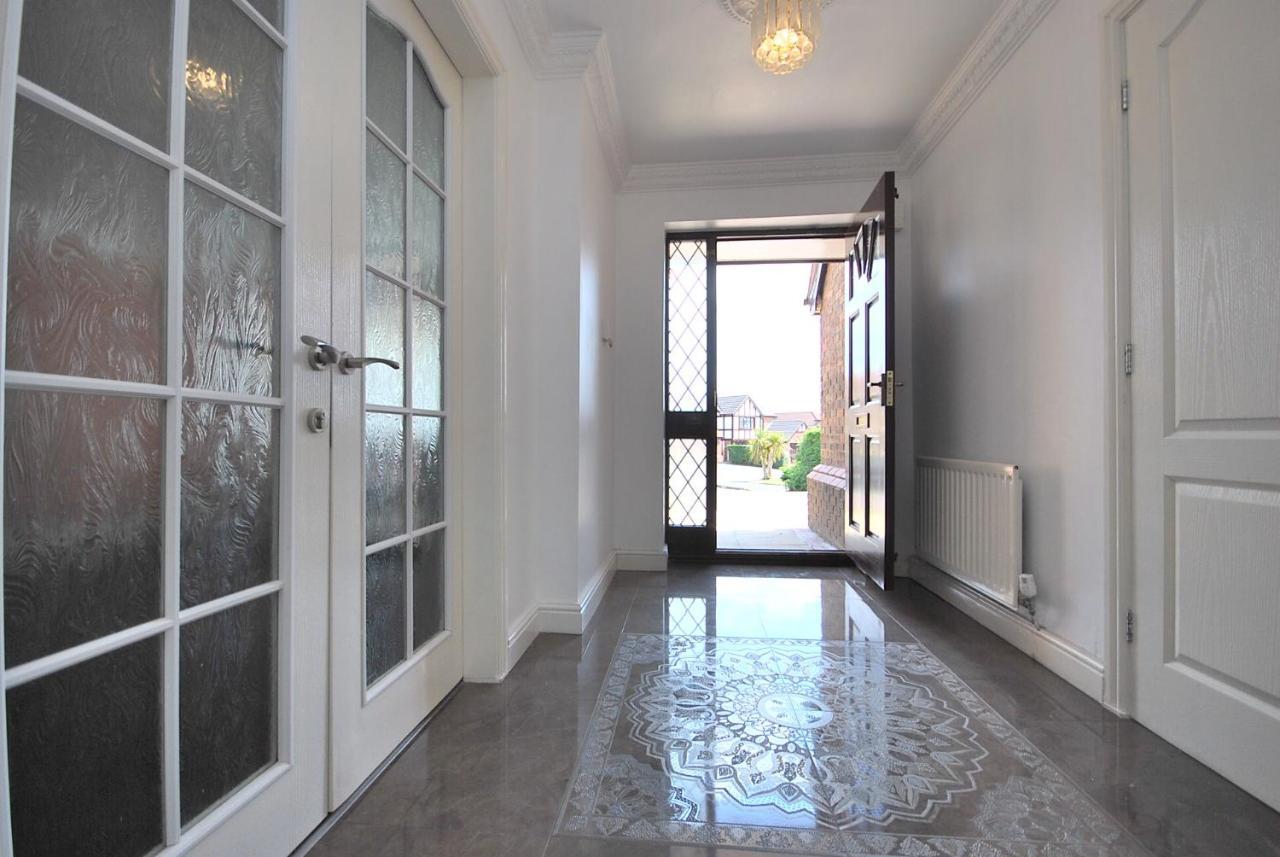 Entire And Exclusive Four Bed Detached Villa Lostock Exterior foto