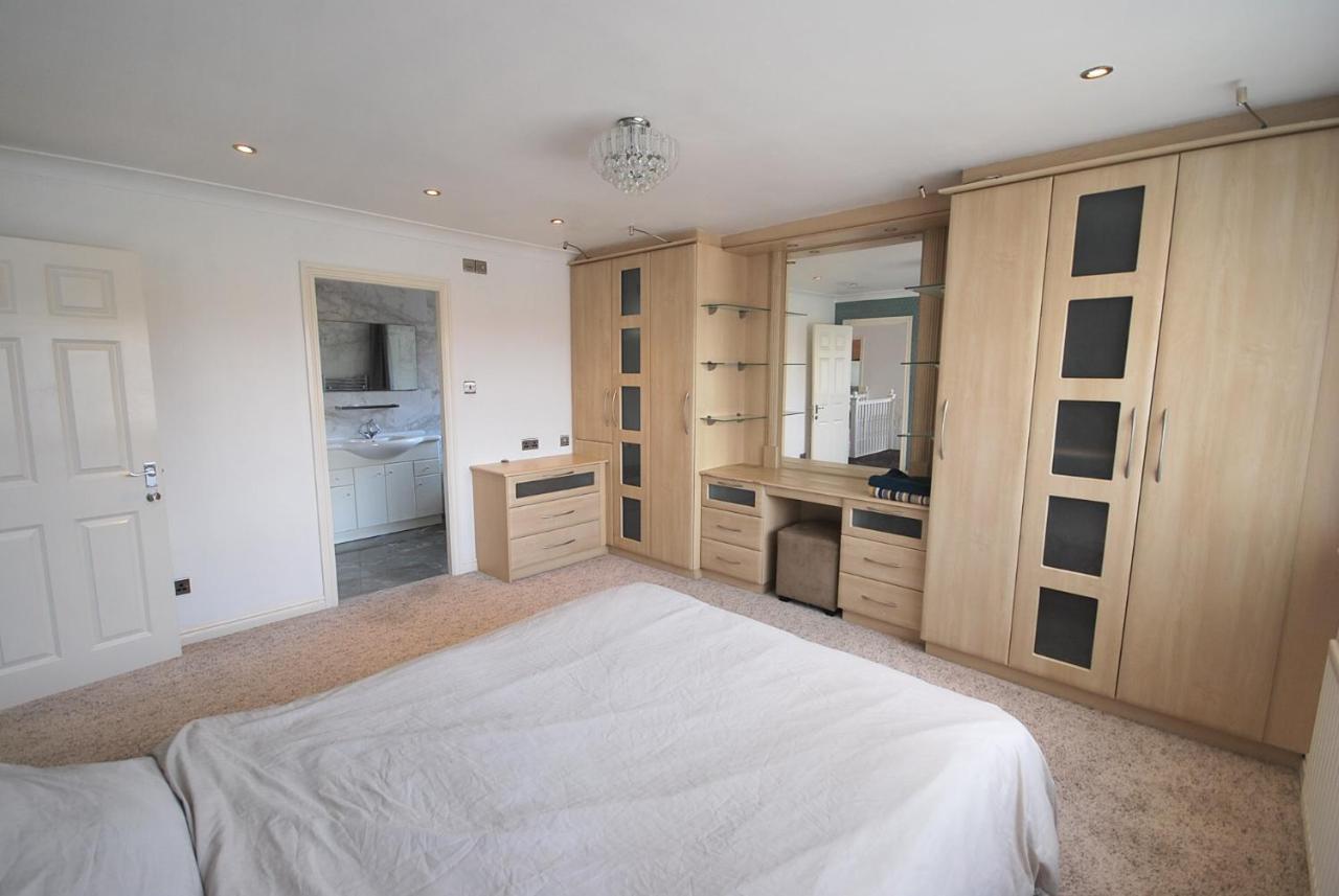 Entire And Exclusive Four Bed Detached Villa Lostock Exterior foto