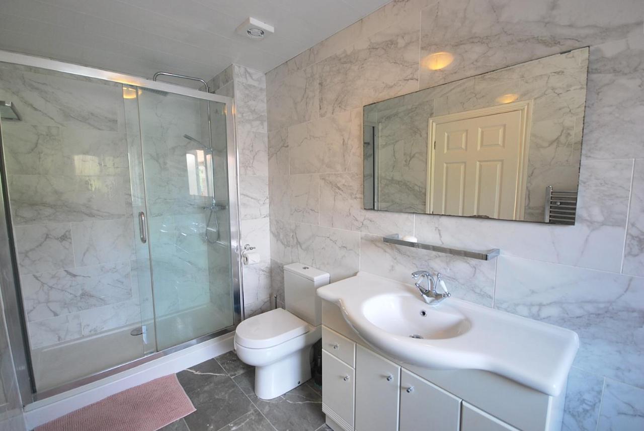 Entire And Exclusive Four Bed Detached Villa Lostock Exterior foto