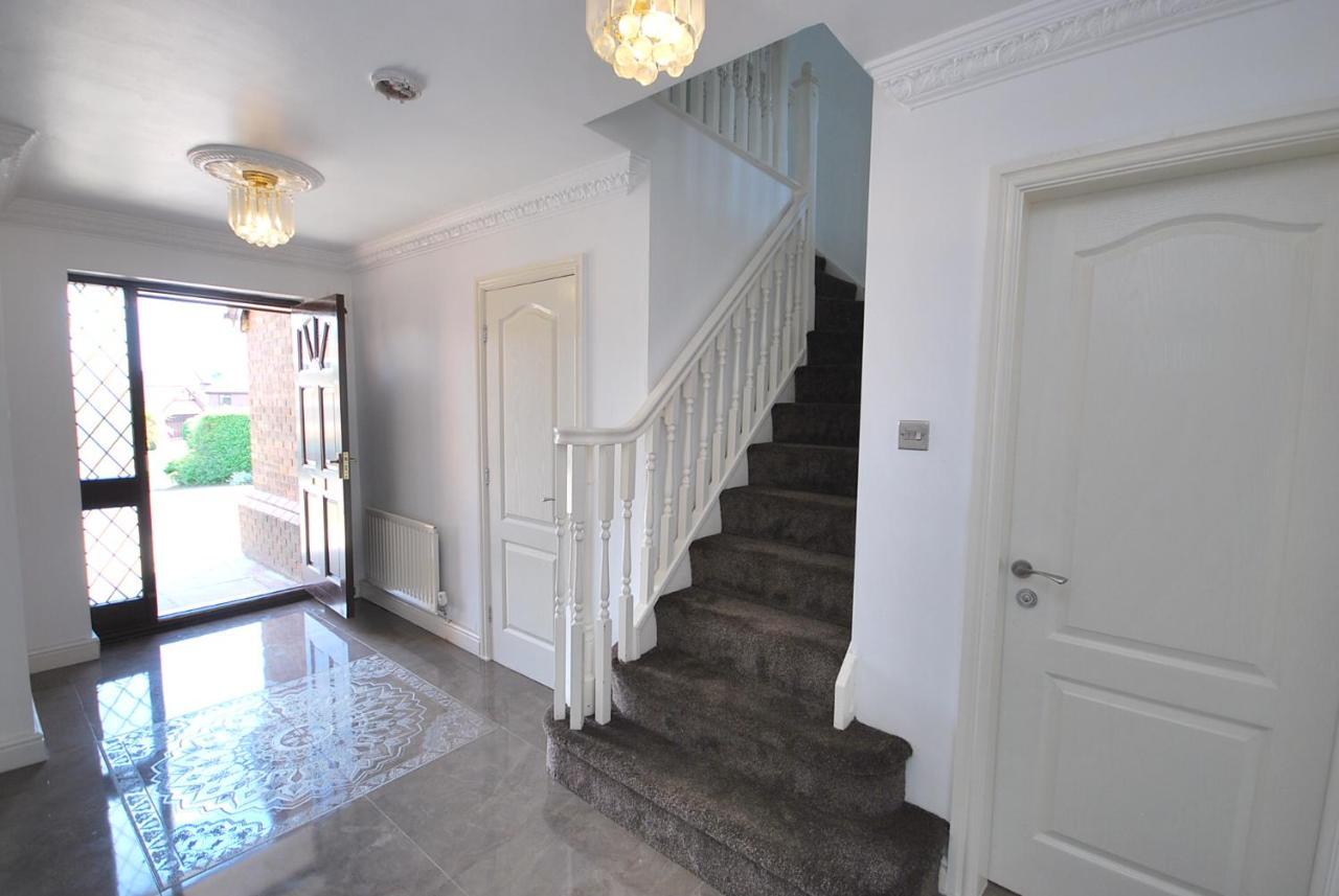 Entire And Exclusive Four Bed Detached Villa Lostock Exterior foto