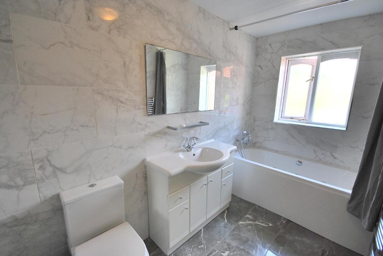 Entire And Exclusive Four Bed Detached Villa Lostock Exterior foto